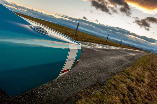 Gündoğumunda klasik Amerikan Dodge Charger 500 arabası.