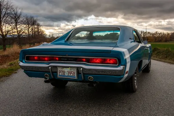 Gündoğumunda klasik Amerikan Dodge Charger 500 arabası.