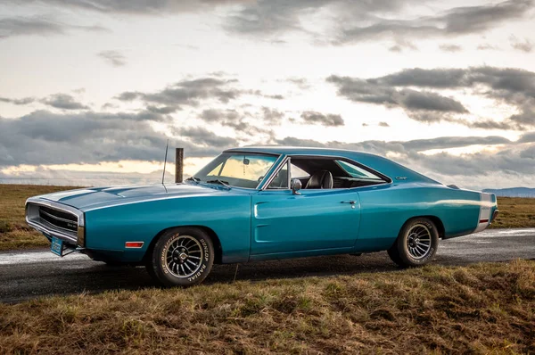 Gündoğumunda klasik Amerikan Dodge Charger 500 arabası.