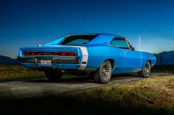 Gündoğumunda klasik Amerikan Dodge Charger 500 arabası.