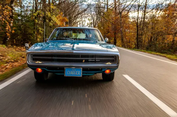 Gündoğumunda klasik Amerikan Dodge Charger 500 arabası.