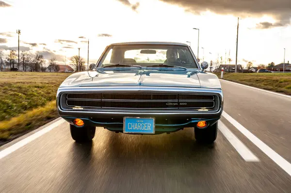 Gündoğumunda klasik Amerikan Dodge Charger 500 arabası.