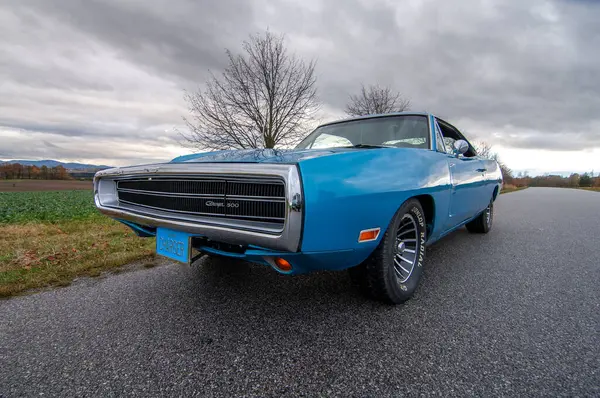 Gündoğumunda klasik Amerikan Dodge Charger 500 arabası.