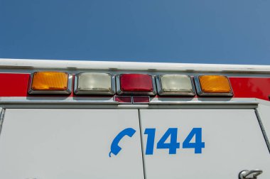 Acil durum işaretli ambulans kamyonunu kapatın.