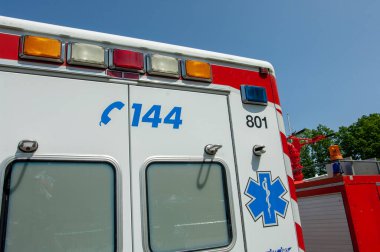 Mavi gökyüzü olan bir ambulans arabası.