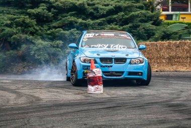 Yanmış lastikleri destekleyenlerin toplantısı