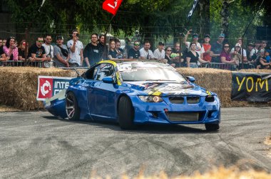 Yanmış lastikleri destekleyenlerin toplantısı