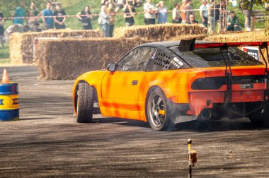 Yanmış lastikleri destekleyenlerin toplantısı