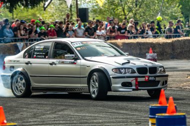 Yanmış lastikleri destekleyenlerin toplantısı