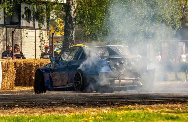 Yanmış lastikleri destekleyenlerin toplantısı