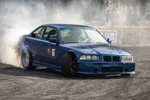 Yanmış lastikleri destekleyenlerin toplantısı