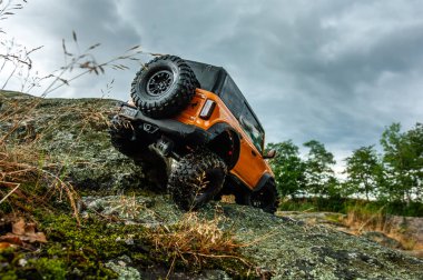 Ormanda telsiz kontrol arabasıyla yürüyorum.