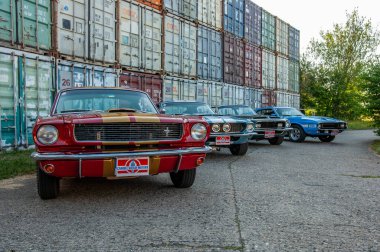 Dört klasik spor araba sürüyorum.