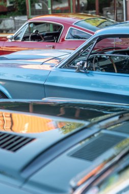 Şehirde klasik araba.