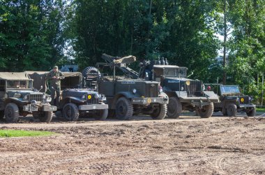 askeri araçlar görev başında