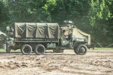 Askeri araç ortada.