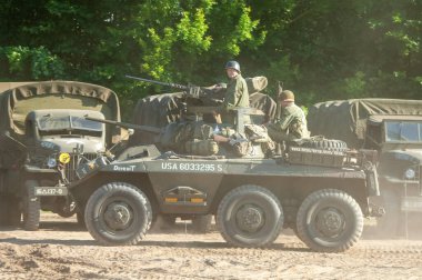 Şehirde bağımsızlık gününde zırhlı araçlar.