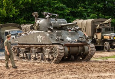 Tankı olan askeri tank.