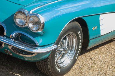 # Eski klasik araba yolda #