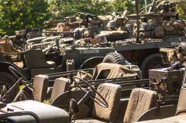 askeri araçlar yolda.