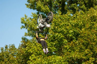 Parkta bir adam meşgul..