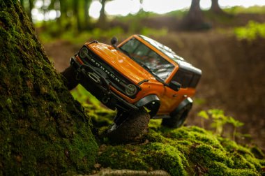 Ormanda telsiz kontrol arabasıyla yürüyorum.