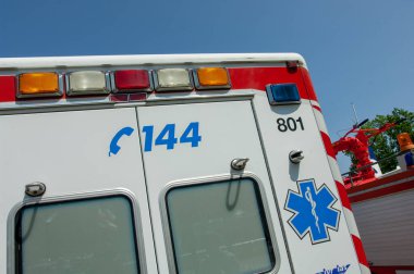 Acil durum çağrısı olan ambulans