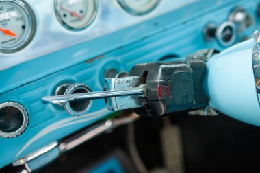 Chevrolet kamyonu, yolda eski bir kamyon.