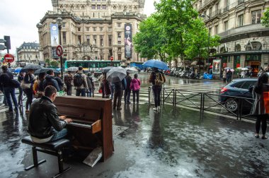 Paris, Fransa, 16 Ağustos 1616 - Önünde piyano olan ünlü opera binasının sokak manzarası