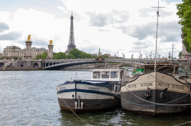 Paris 'teki Seine seti ve Eyfel Kulesi manzarası