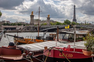 Paris, Fransa - Temmuz 310, 2017: Tekne ve Eyfel Kulesi Yazın güneşli bir günde, Fransa