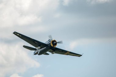 Gökyüzünde uçan bir uçak