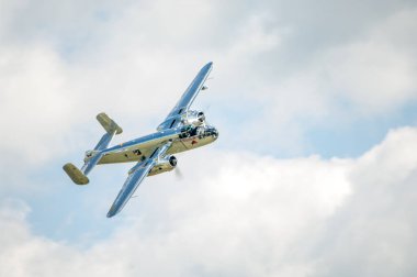 Gökyüzünde uçan uçak.