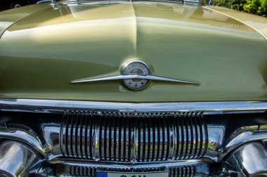 Eski bir arabanın yakın görüntüsü