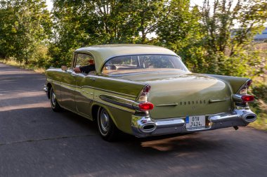 Eski model bir araba yolda. retro araba.