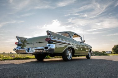 Güzel bir gün batımında klasik araba.