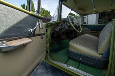 Eski moda zamanlayıcı ile klasik araba iç mimarisi