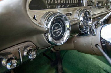 Arabanın içi klasik. Kapat.