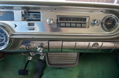 Eski araba eski radyo.