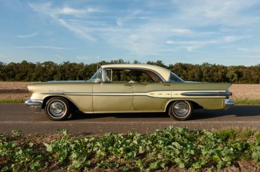 Klasik Amerikan klasik arabası yolda.