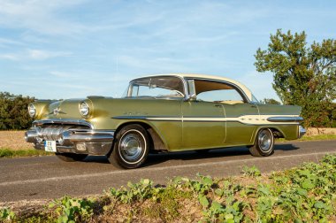 Eski Amerikan klasik arabası caddeye park edilmiş..