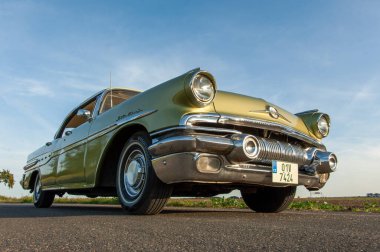 Yeşil bir yolda eski bir eski araba.