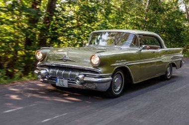 Eski klasik araba yolda.