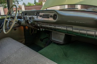 Eski arabanın içi, eski model araba.