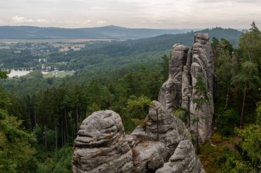 Almanya 'nın Sakson Vadisi' ndeki kayalar.