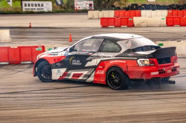 Sürüklenen araba hareket halinde