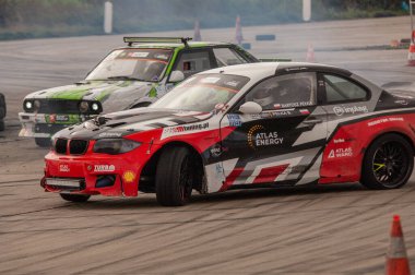 Sürüklenen araba hareket halinde