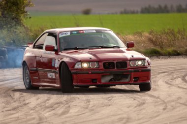 Sürüklenen araba hareket halinde