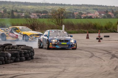 Sürüklenen araba hareket halinde