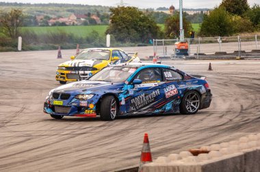 Sürüklenen araba hareket halinde